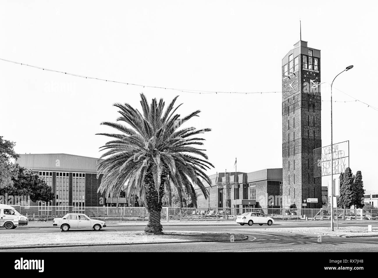 WELKOM, SÜDAFRIKA, August 2, 2018: eine Straße, Szene, mit dem Uhrenturm und Ernest Oppenheimer Theater, in Welkom in der Provinz Freistaat Provin Stockfoto