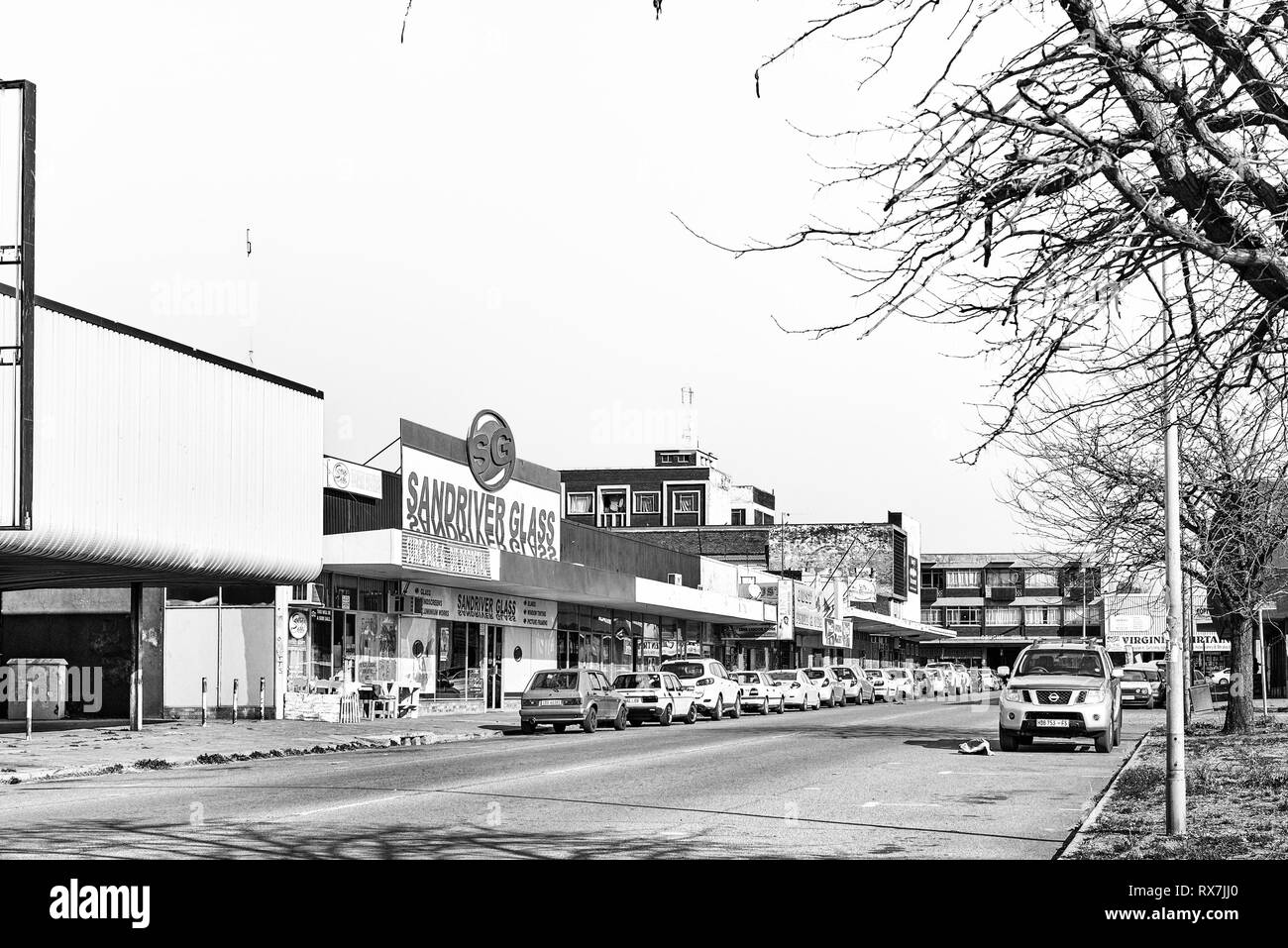 VIRGINIA, SÜDAFRIKA, August 2, 2018: eine Straße, Szene, mit Unternehmen und Fahrzeuge, in Virginia, in der Provinz Freistaat Provinz. Bäume sind visib Stockfoto