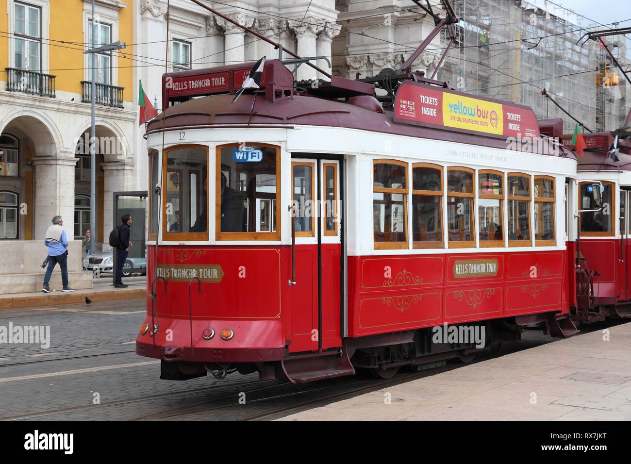 Lissabon, Portugal - Juni 4, 2018: Leute die rote Straßenbahn Tour Fahrt in Praca Comercio Platz in Lissabon, Portugal. Der Lissaboner Straßenbahn reicht zurück bis 1873 Stockfoto