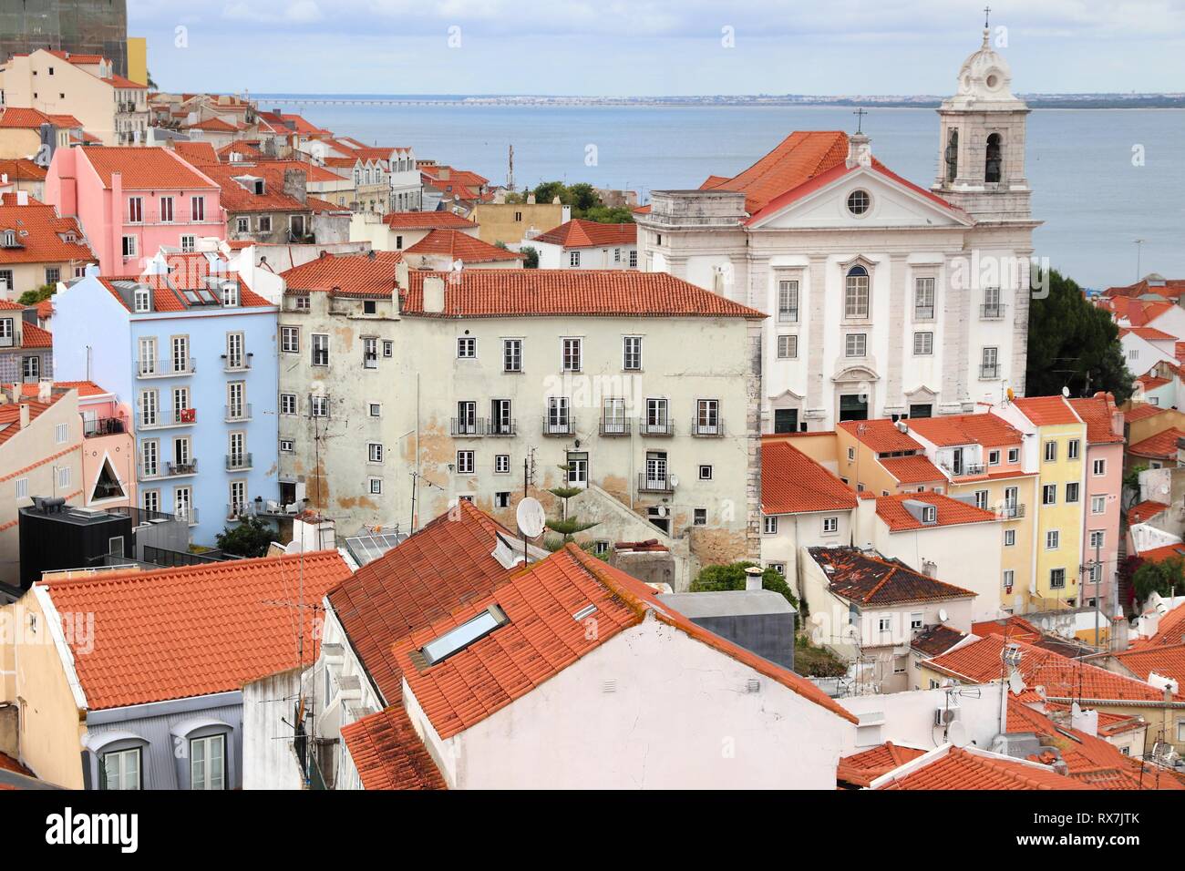 Lissabon Stadtbild mit Santo Estevao Kirche - Alfama Viertel. Stockfoto