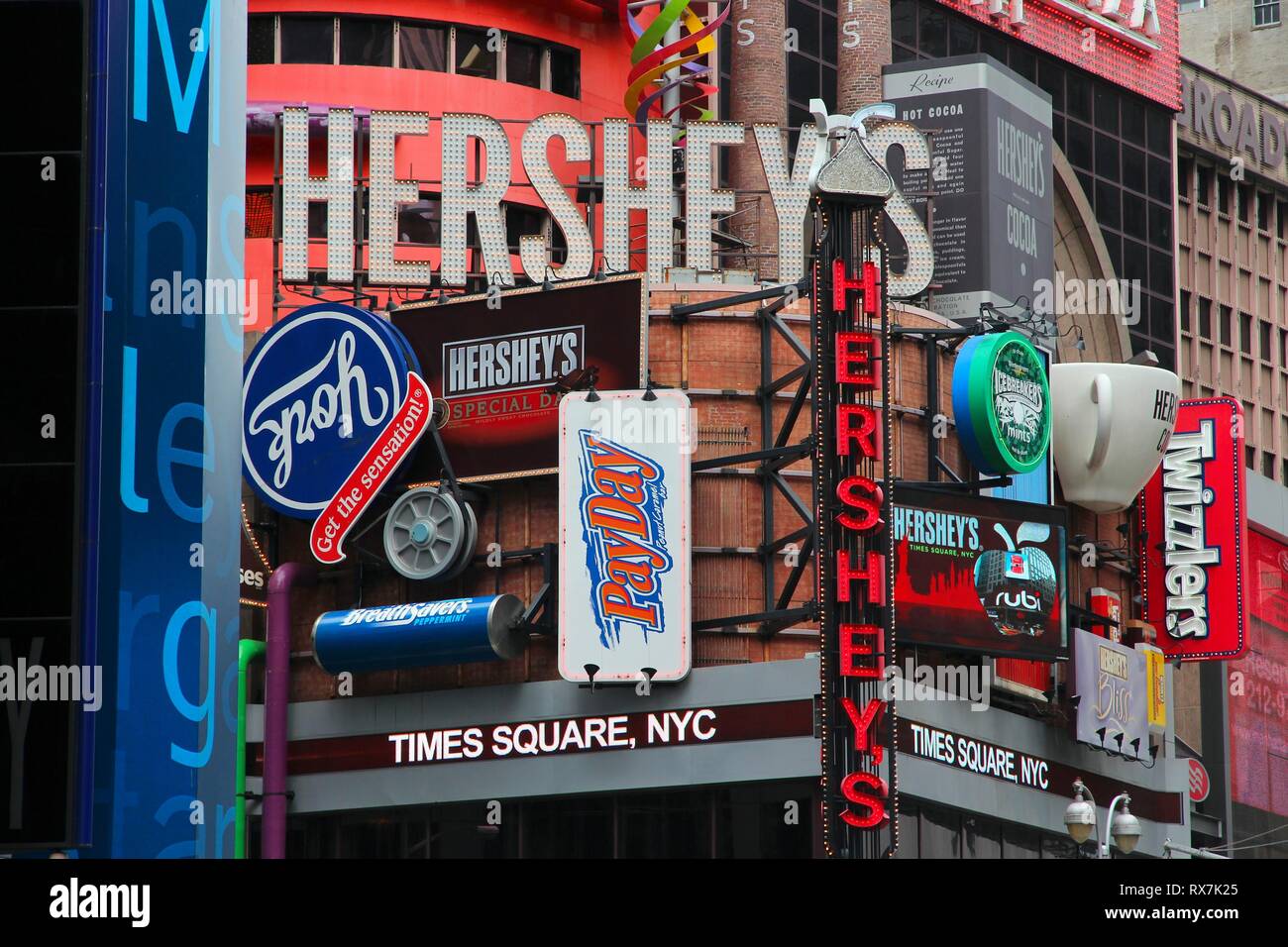 NEW YORK, USA - Juli 3, 2013: Der berühmte Hershey ad am Times Square in New York. Hershey Company ist ein Schokolade Hersteller im Jahr 1894 gegründet. Es beschäftigt Stockfoto