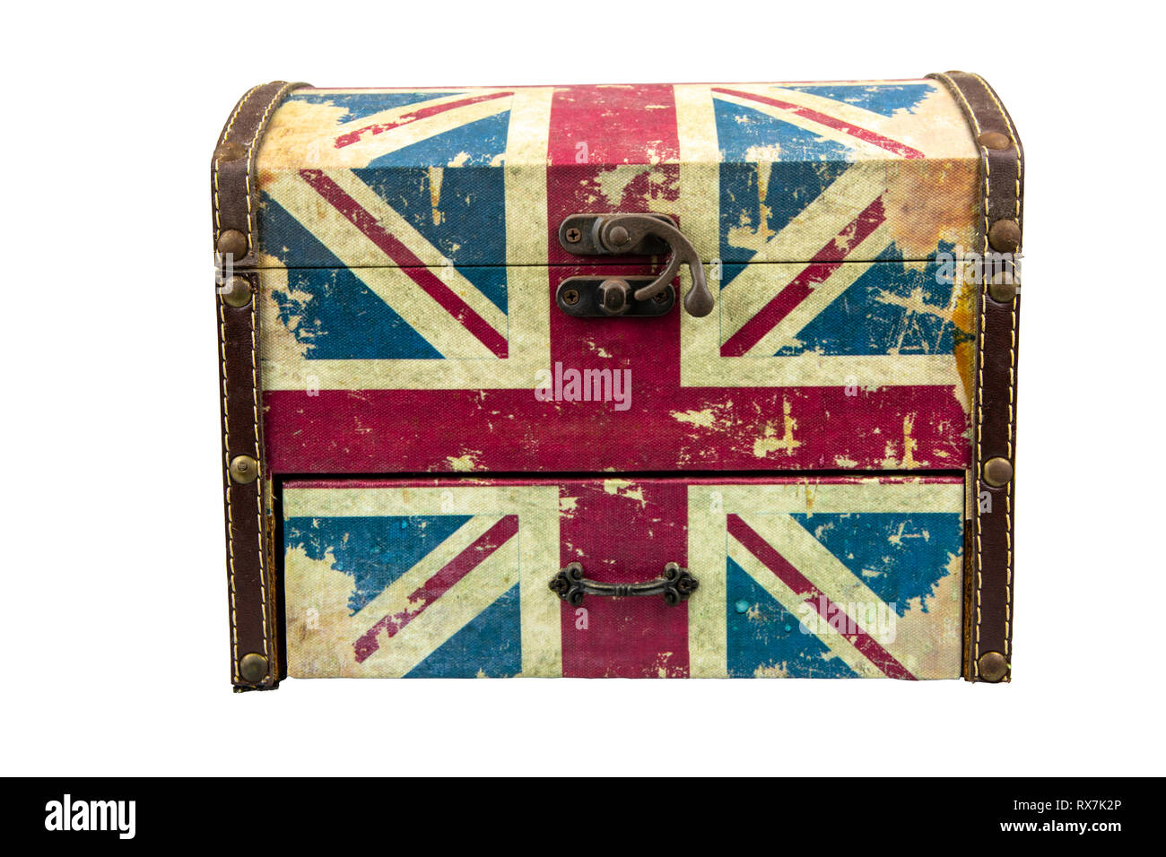 Vintage Box mit britischer Flagge isolieren auf weißem Hintergrund mit Freistellungspfaden. Stockfoto