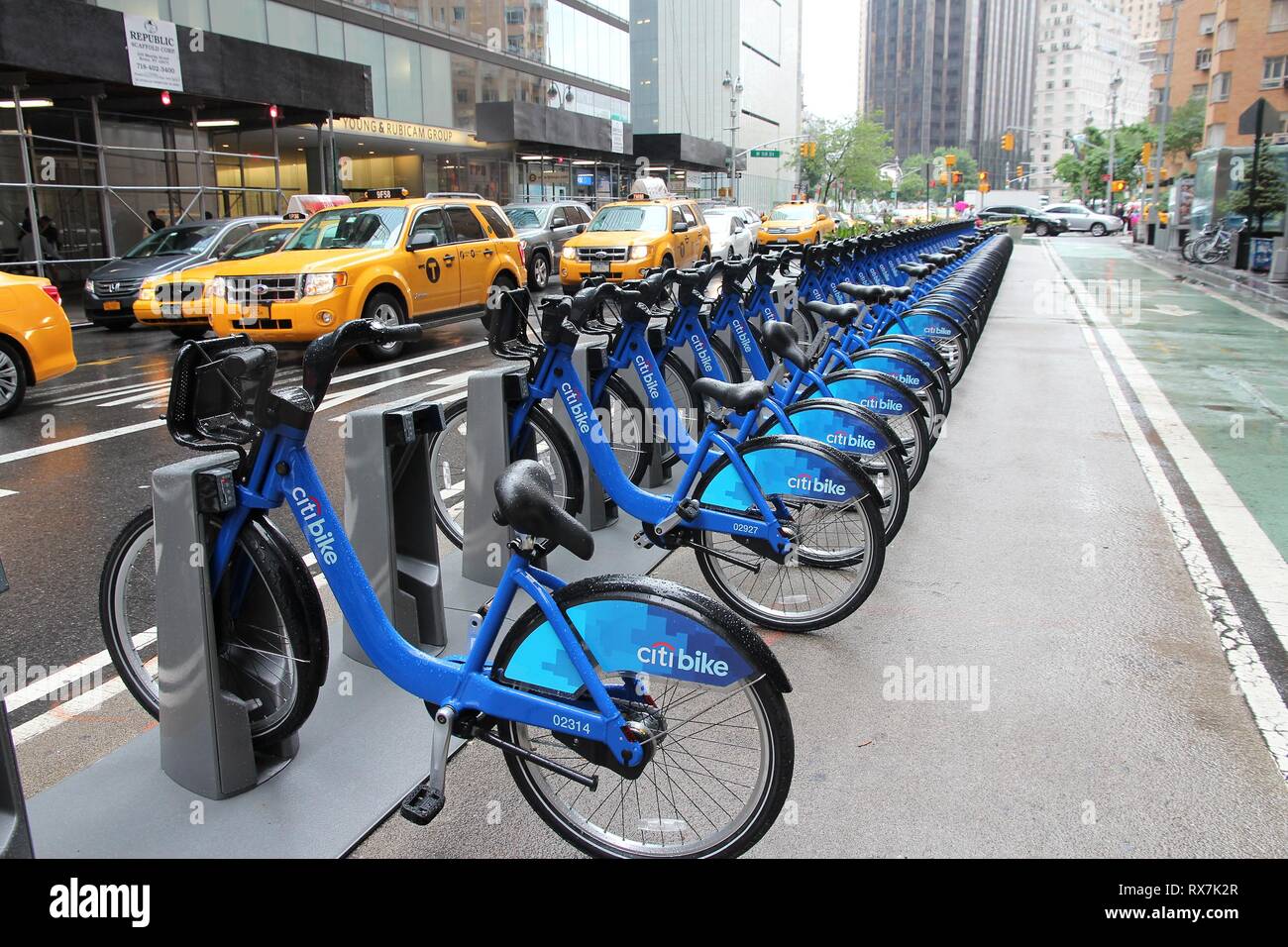 NEW YORK, USA - 10. JUNI 2013: citibike Fahrrad Sharing Station in New York. Mit 330 Stationen und 6.000 Fahrräder Es ist eines der Top 10 Bike-Sharing sys Stockfoto