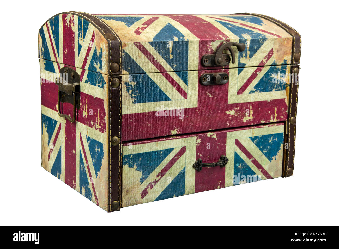 Vintage Box mit britischer Flagge isolieren auf weißem Hintergrund mit Freistellungspfaden. Stockfoto