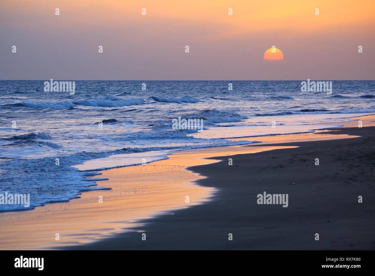 Gran Canaria Sonnenuntergang - Atlantik Strand Wellen. Stockfoto