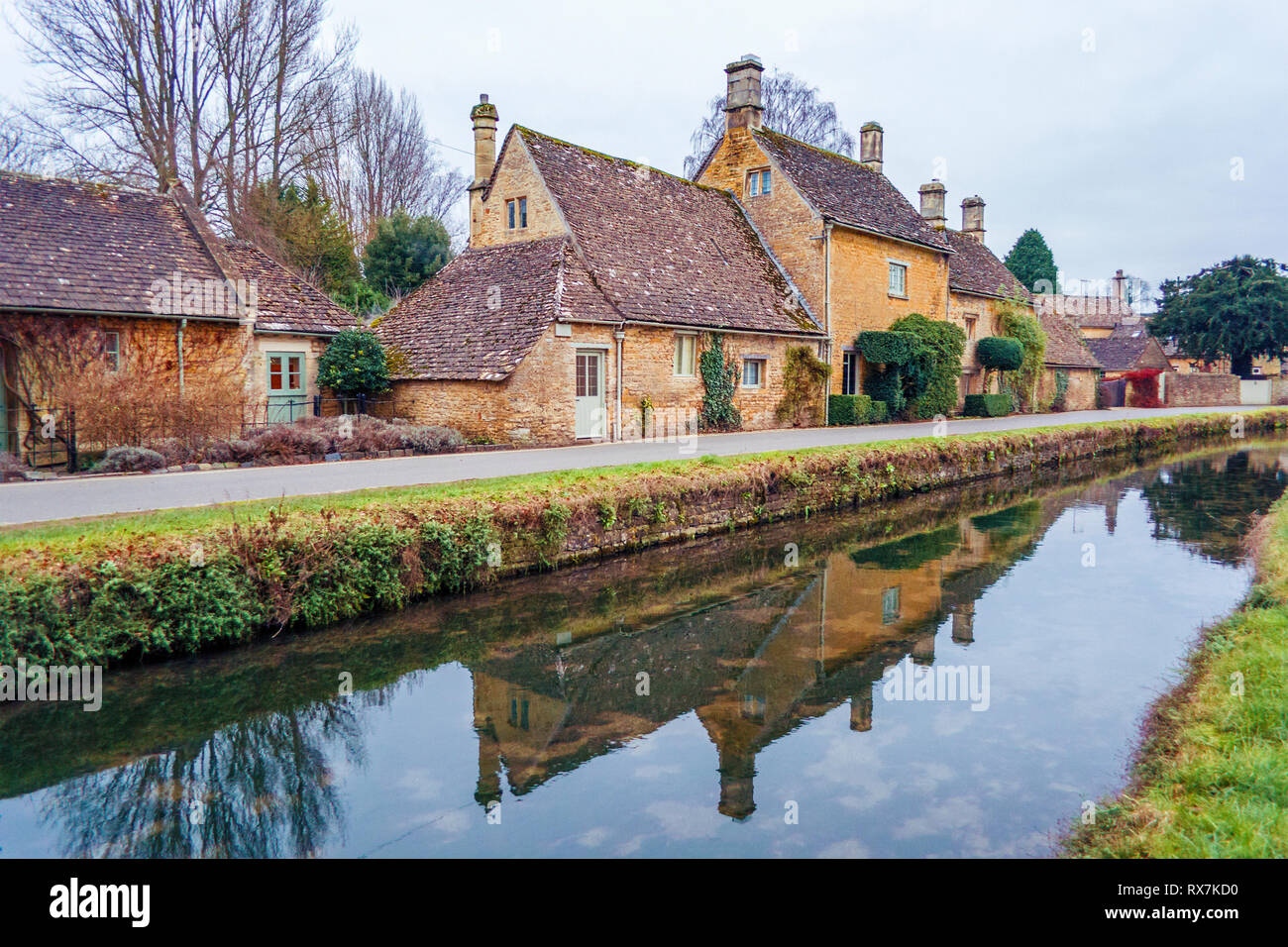 Gebäude in Lower Slaughter, einem Dorf in der Nähe von Cotswolds Bourton-on-the-Water (England) Stockfoto