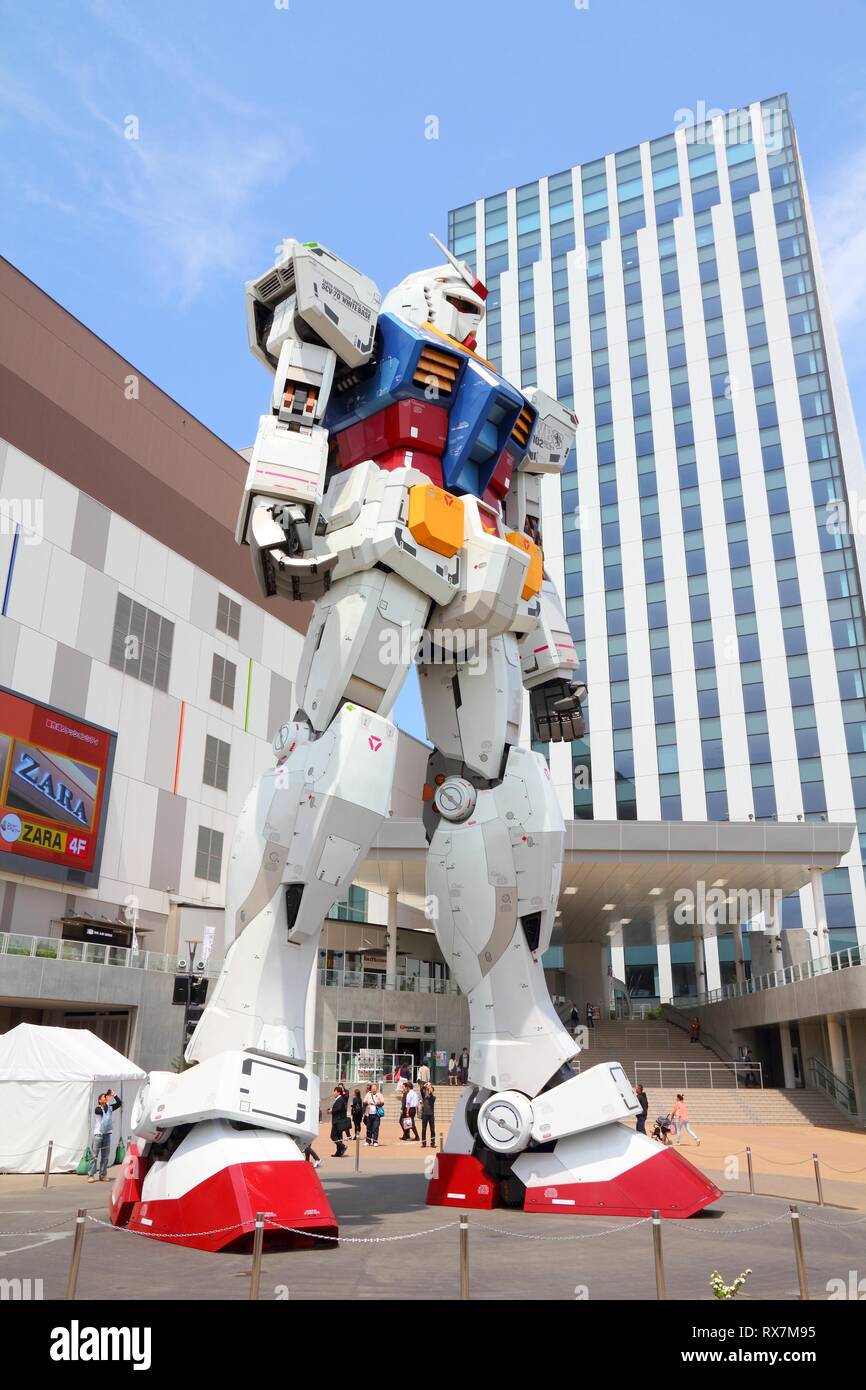 TOKYO, Japan - 11. Mai, 2012: die Menschen besuchen Gundam robot Replikat in Odaiba, Tokyo. Die Skulptur ist 18 m hoch und ist die größte Nachbildung des berühmten Anime f Stockfoto