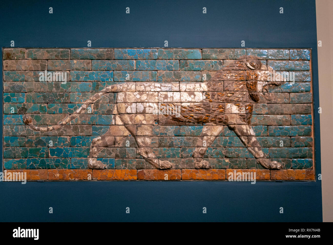 Panel mit schreitenden Löwen, Straße in Babylon war die Prozessionsstraße, Mesopotamien, Babylon, das Metropolitan Museum der Kunst, Manhattan, New York USA Stockfoto