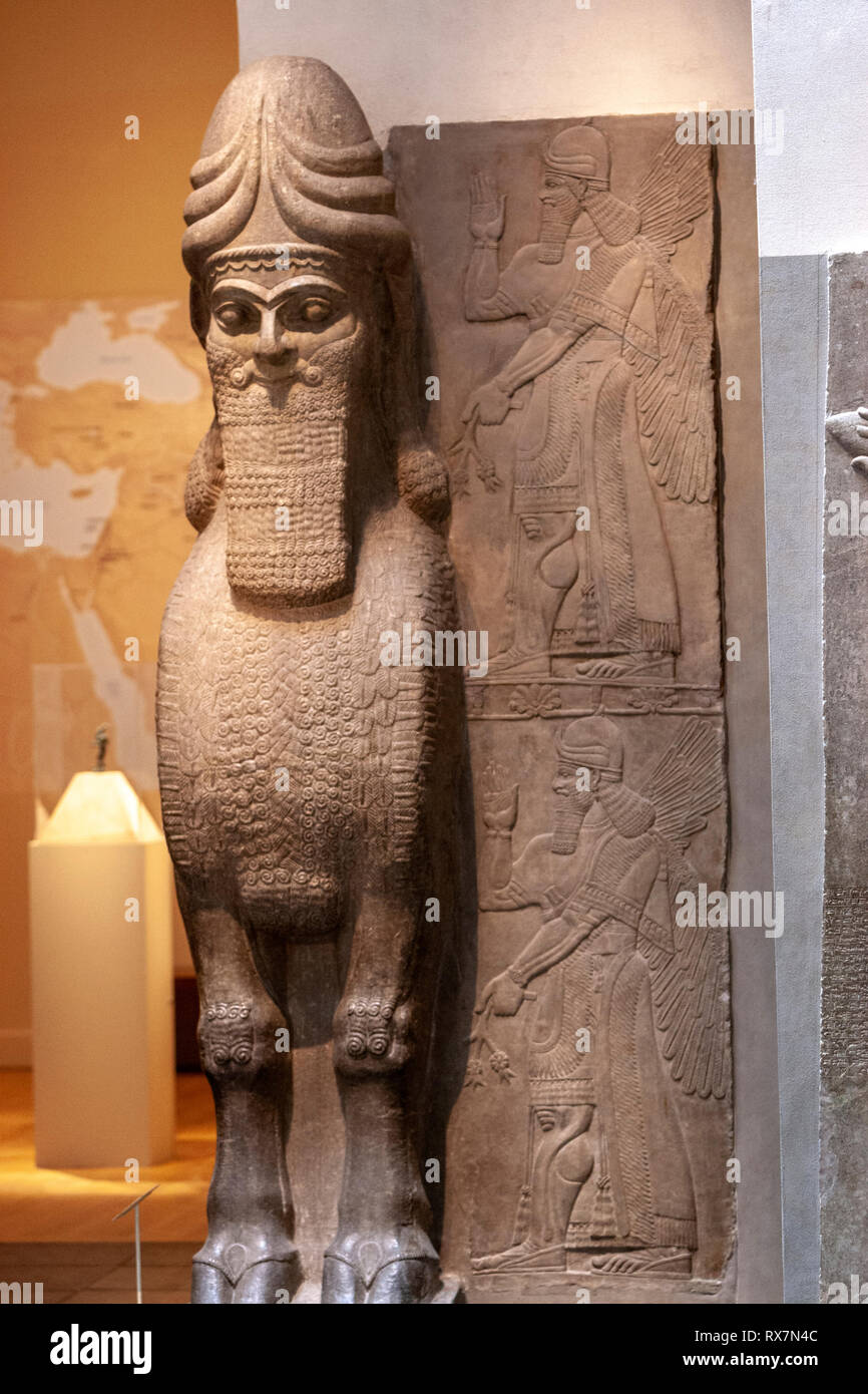 Menschliche - vorangegangen geflügelten Stier (lamassu), Assyrer, das Metropolitan Museum der Kunst, Manhattan, New York USA Stockfoto