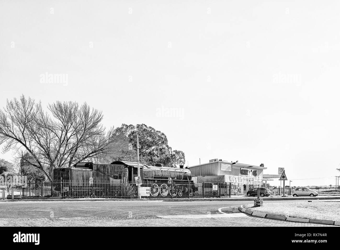 THEUNISSEN, SÜDAFRIKA, August 2, 2018: eine Straße, Szene, mit einem historischen Klasse 16 DA Dampflokomotive, Shop und Tankstelle, in Theunissen in der Fre Stockfoto