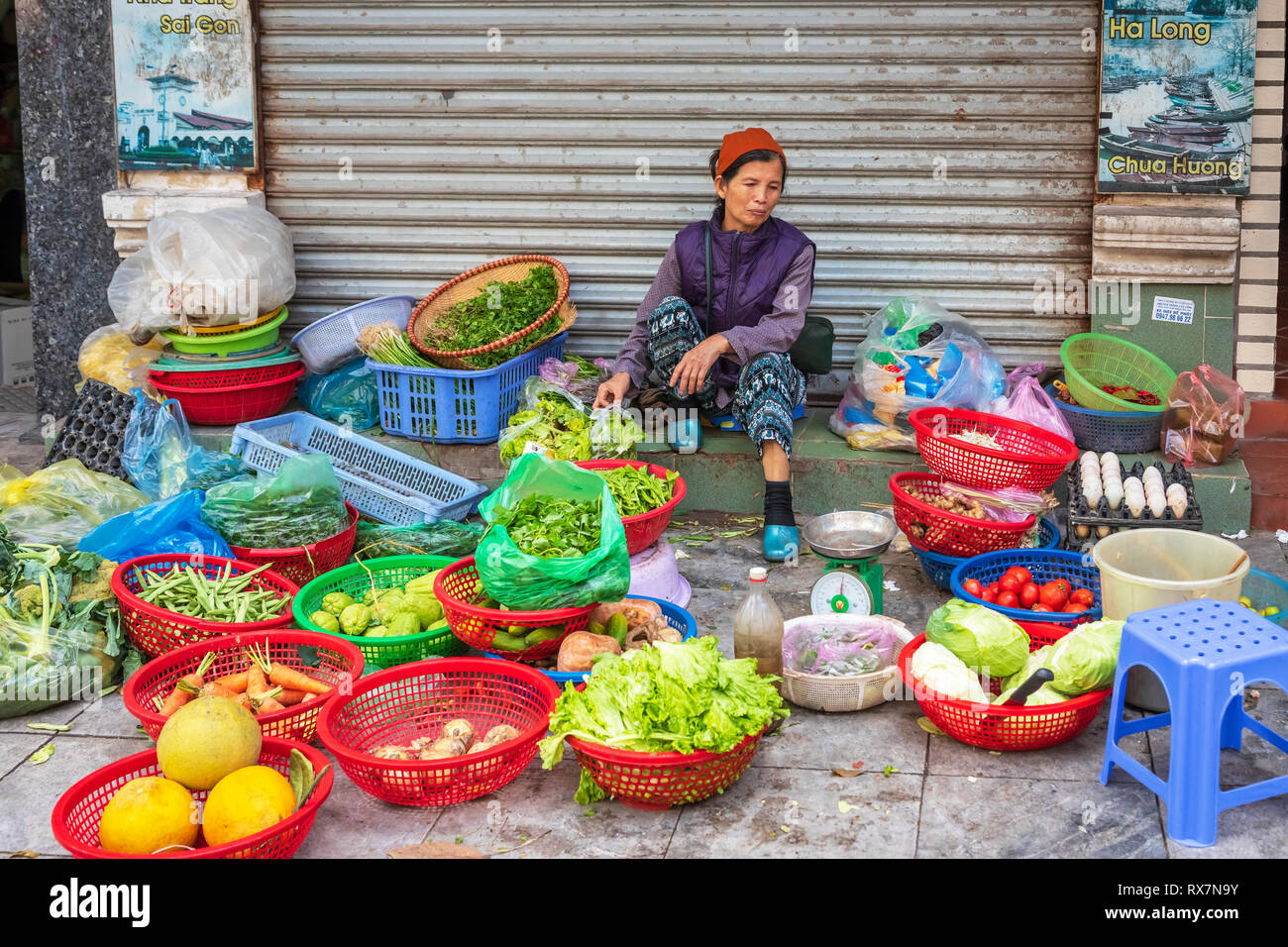 Frau verkaufen frisches Gemüse aus einer Straße ausgeht, Altstadt, Hanoi, Vietnam, Asien Stockfoto