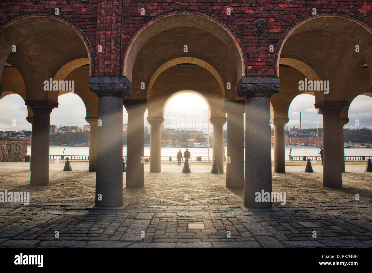 Sonne scheint, durch die er aus dem Hof des Rathauses in Insel Kungsholmen Bögen, Stockholm Stockfoto