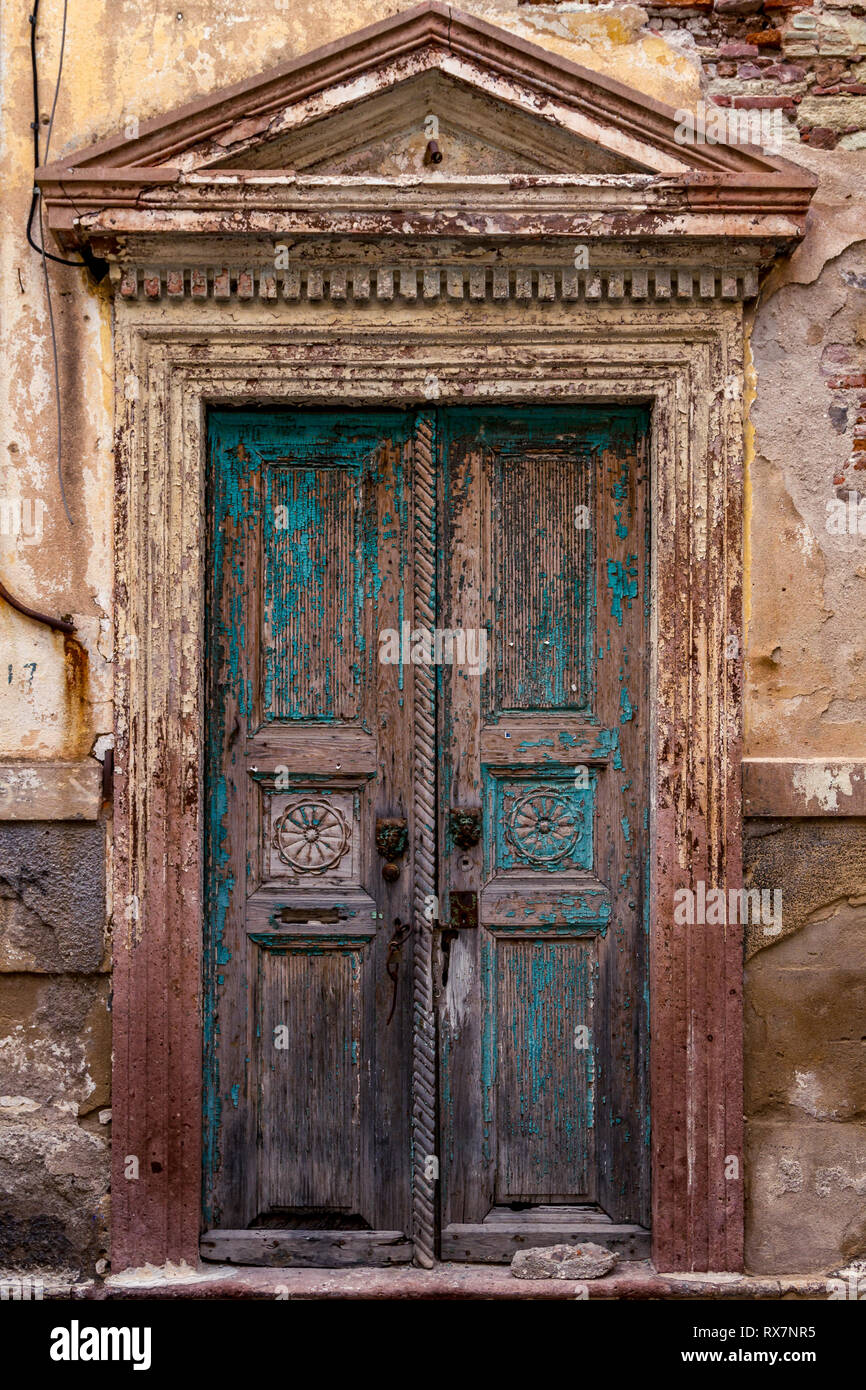 Mytilini, Lesbos, Griechenland eine alte Tür, an einem alten und bewohnten Haus in Mytilene Stadt, die Hauptstadt der Insel Lesvos, Ägäis, Griechenland. Stockfoto