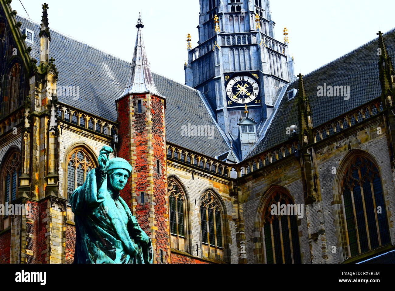 Haarlem, Niederlande - Kirche detail und Statue Stockfoto