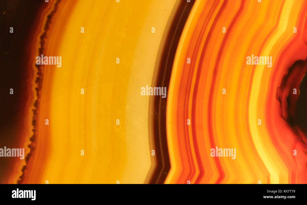 Onyx Mineral Stein poliert mit Orange, Gelb, Braun und Rot Streifen Stockfoto