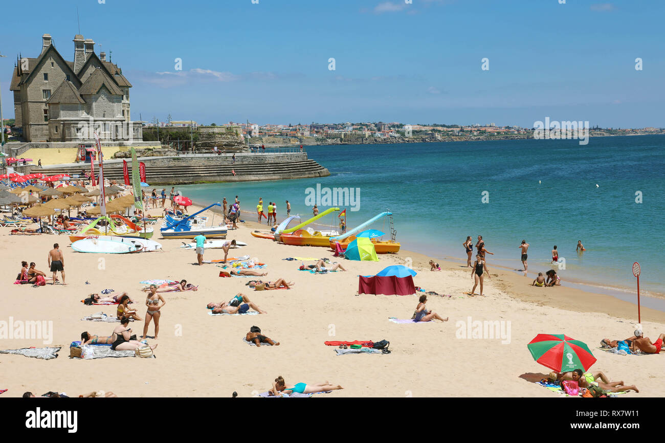 CASCAIS, Portugal - 25. JUNI 2018: Touristen und Einheimische am Strand in Cascais, Portugal Stockfoto