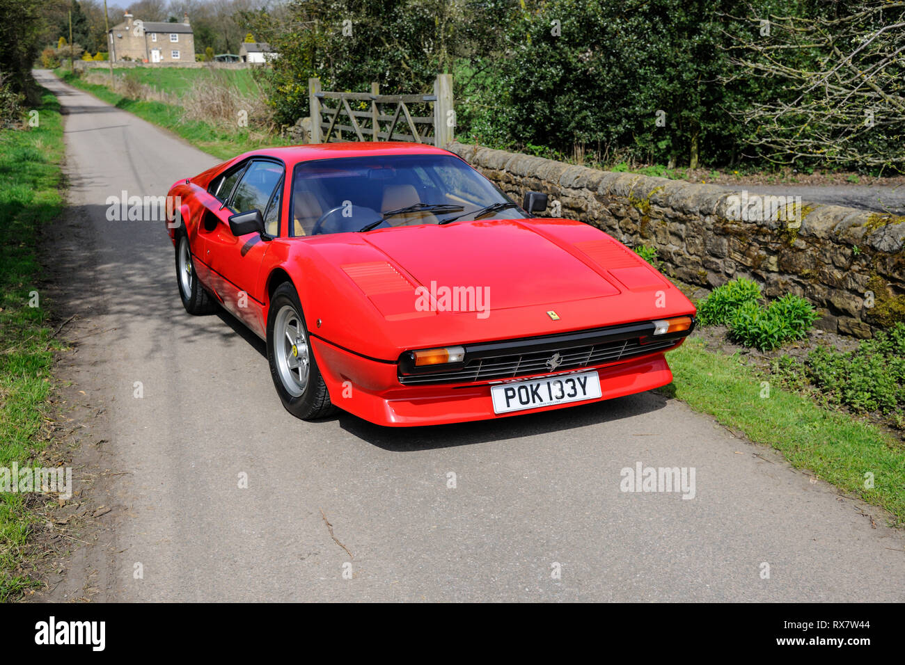 Ferrari 308 auf einem Feldweg an einem sonnigen Tag geparkt Stockfoto
