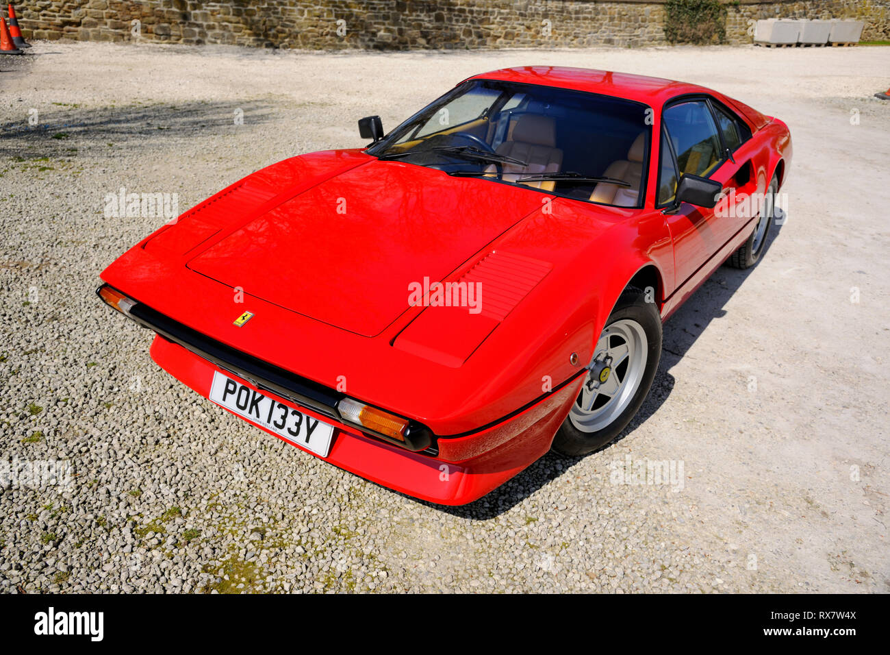 Ferrari 308 auf einem Kies Innenhof an einem sonnigen Tag geparkt Stockfoto