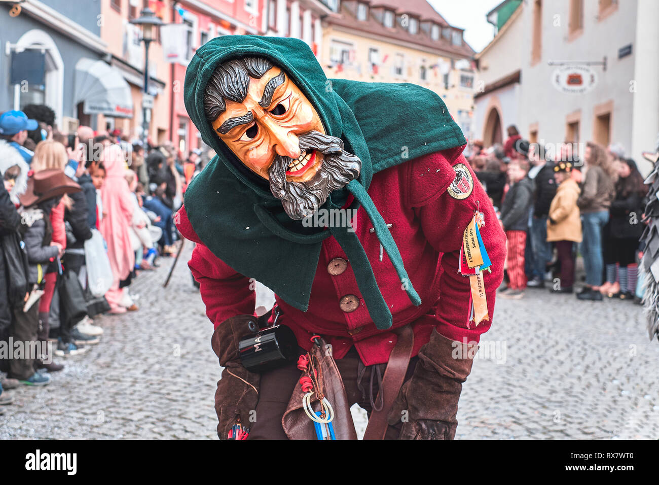 Karneval Abbildung mit Mann Maske und Bart. Straßenkarneval im südlichen Deutschland - Schwarzwald. Stockfoto