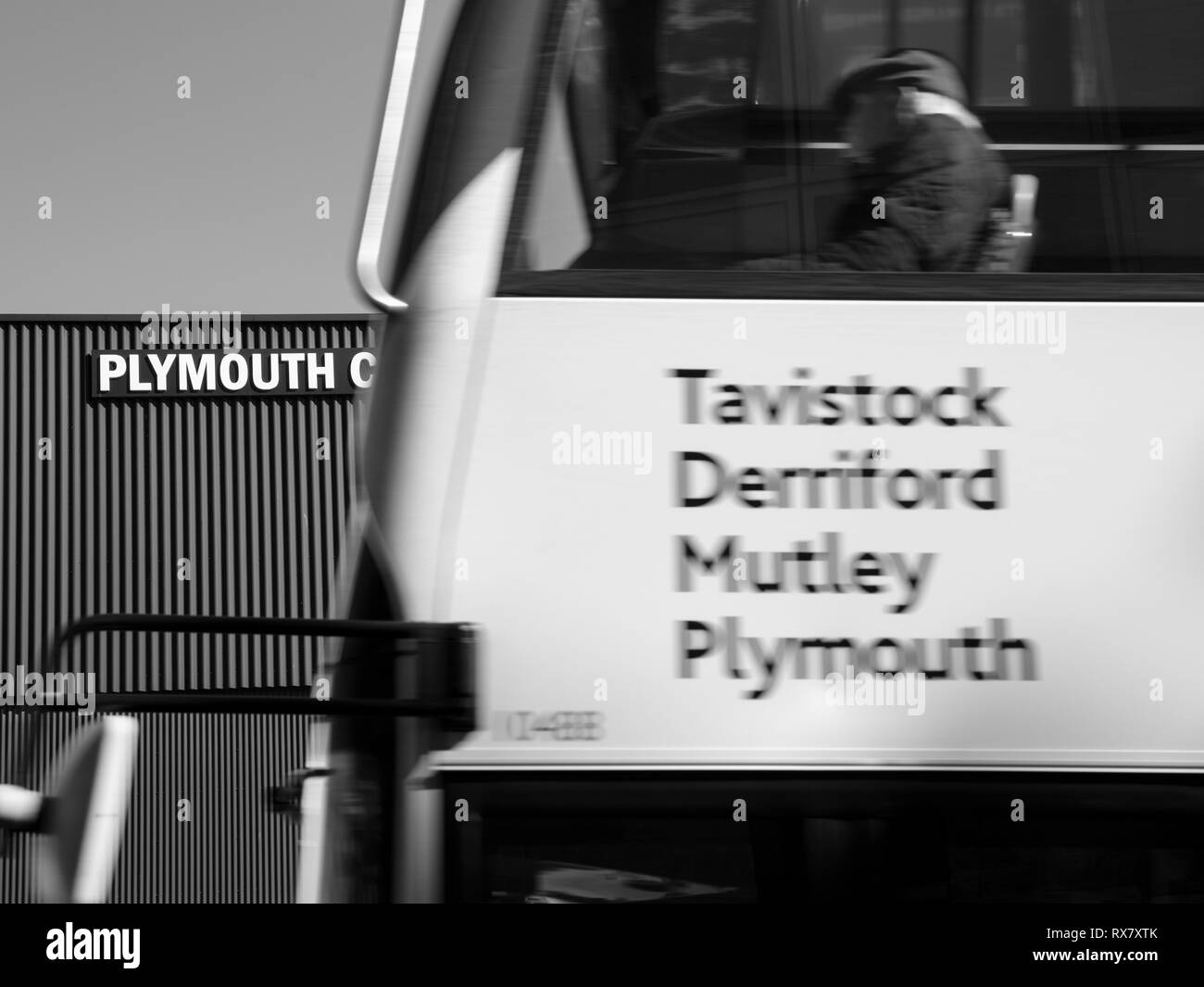 Eine Bus- und Pkw von den Plymouth Collage der Kunst in Plymouth, Devon, VEREINIGTES KÖNIGREICH, Stockfoto