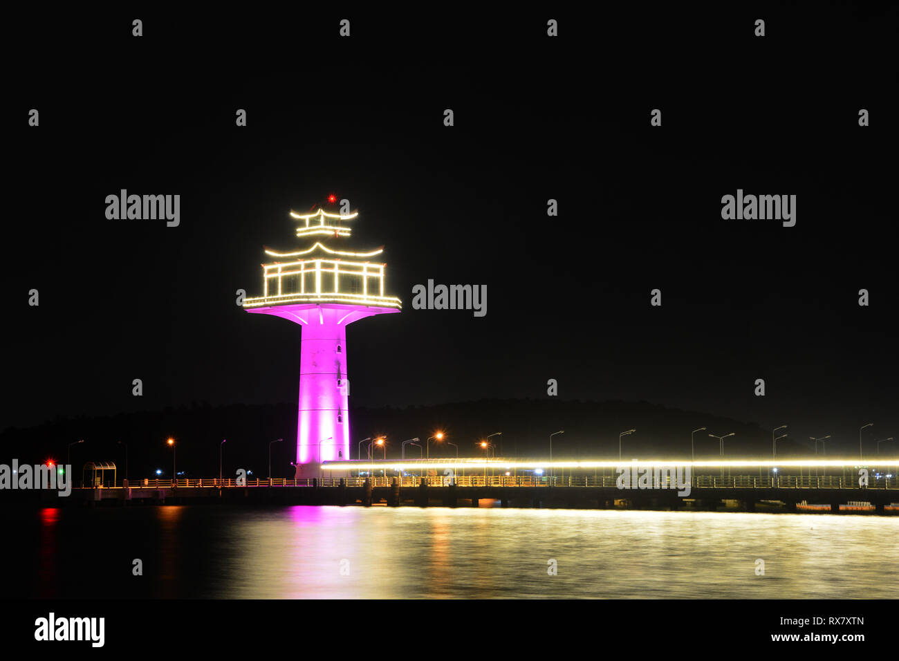 Leuchtturm Chinesen SiChang Insel in der Nacht Stockfoto