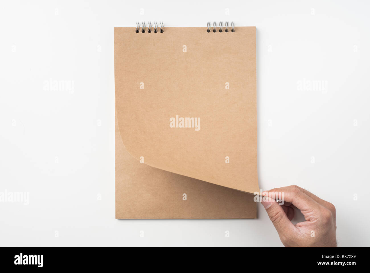 Designkonzept - Blick von oben auf die Hand des Menschen wiederum Kraft Seite auf weißem Hintergrund für Mockup isoliert Stockfoto