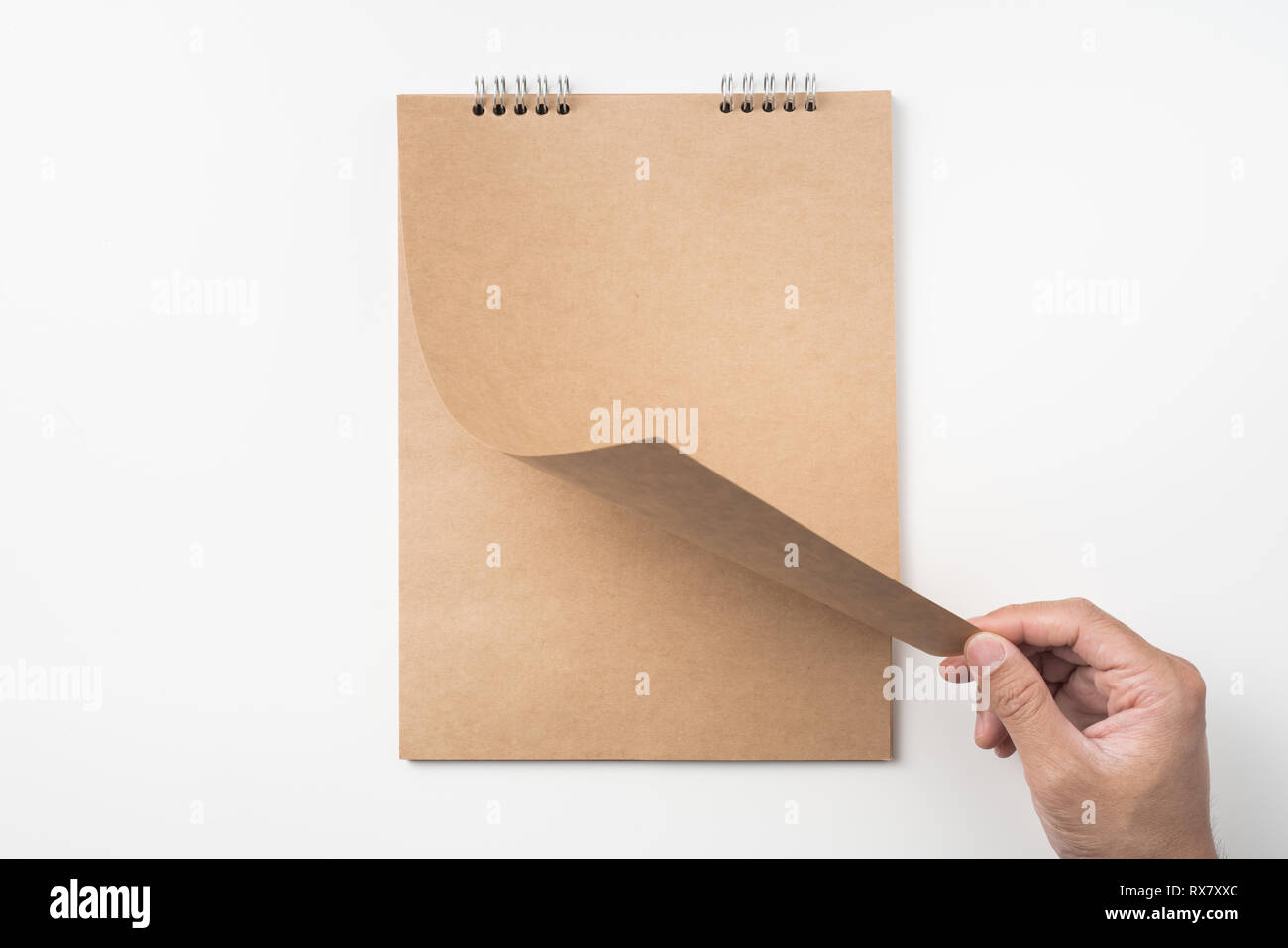 Designkonzept - Blick von oben auf die Hand des Menschen wiederum Kraft Seite auf weißem Hintergrund für Mockup isoliert Stockfoto