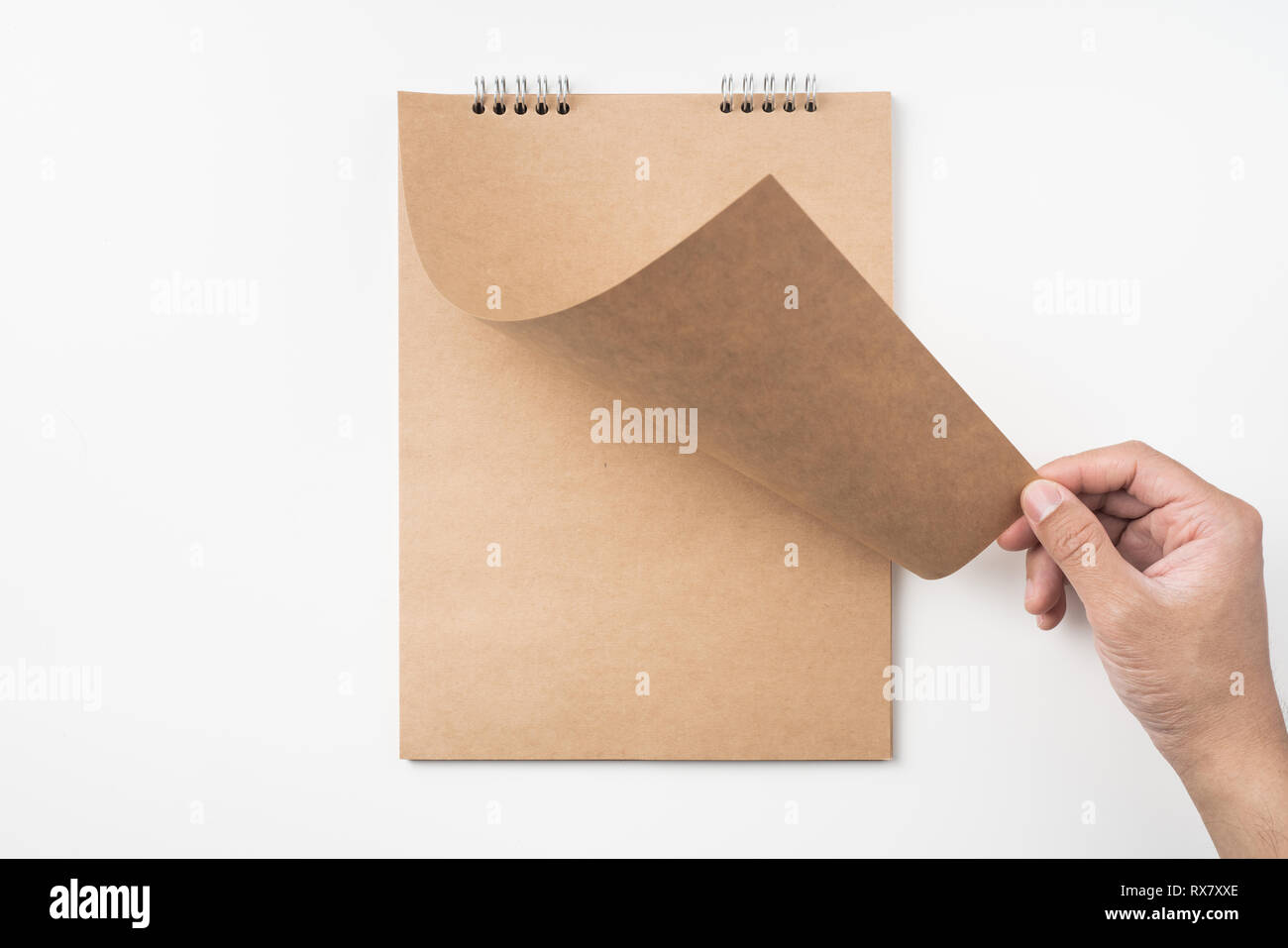 Designkonzept - Blick von oben auf die Hand des Menschen wiederum Kraft Seite auf weißem Hintergrund für Mockup isoliert Stockfoto