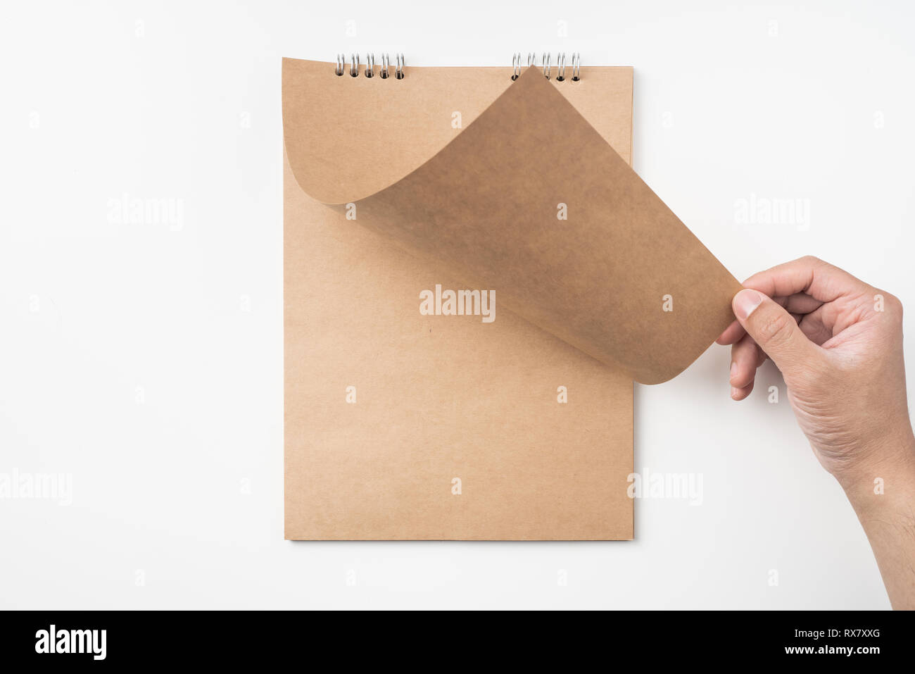 Designkonzept - Blick von oben auf die Hand des Menschen wiederum Kraft Seite auf weißem Hintergrund für Mockup isoliert Stockfoto