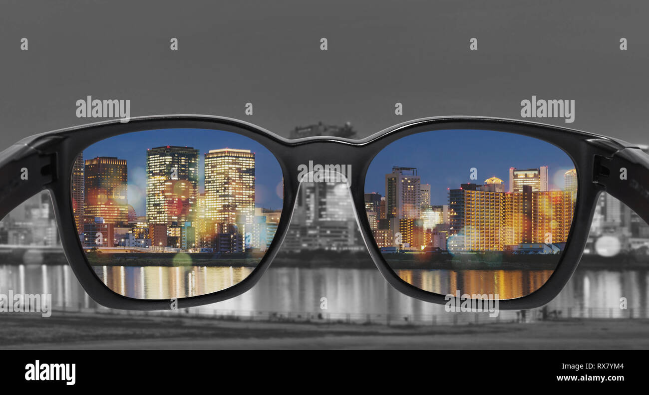 Gläser mit Blick auf die Stadt, den Schwerpunkt auf die Linse ausgewählt, Farbenblindheit Gläser, Smart glass technology Stockfoto