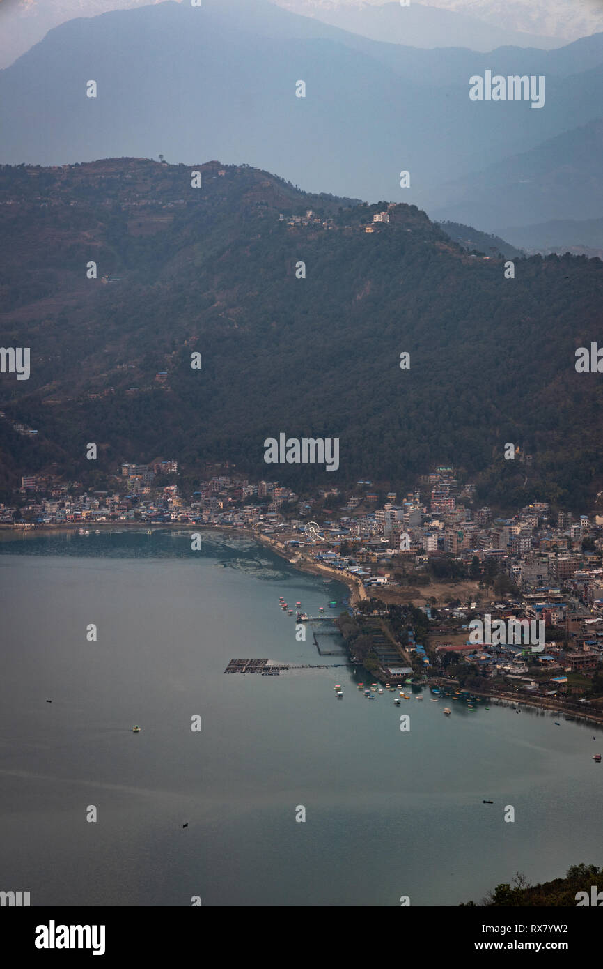 Das stadtbild von Pokhara zusammen mit Phewa See aus der Vogelperspektive Stockfoto
