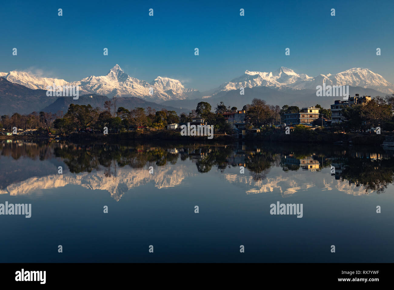 Das stadtbild von Pokhara zusammen mit Phewa See aus der Vogelperspektive Stockfoto