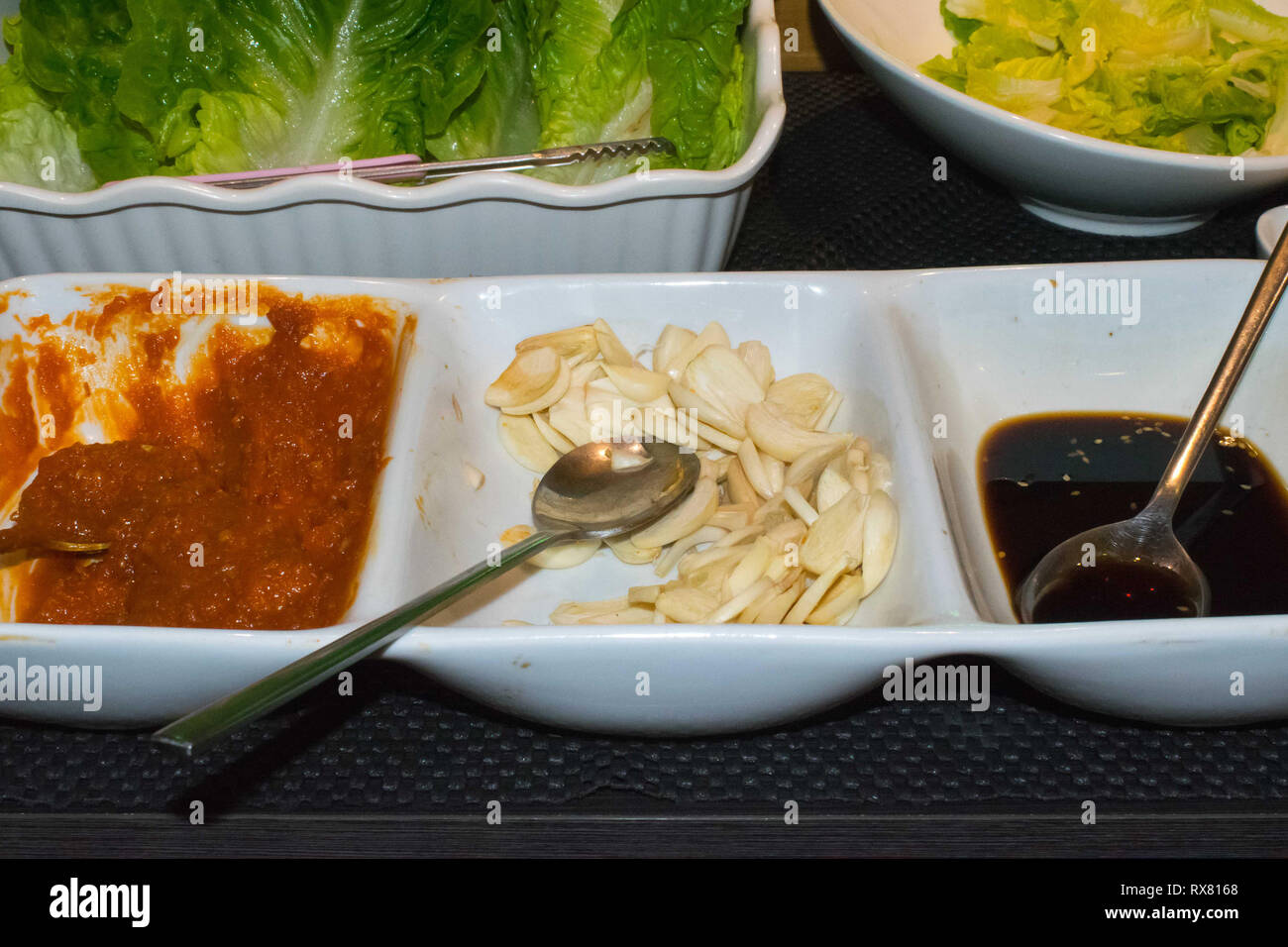 Kleine Schalen mit drei verschiedenen Saucen, Dips auf eine asiatische Küche buffet Stockfoto