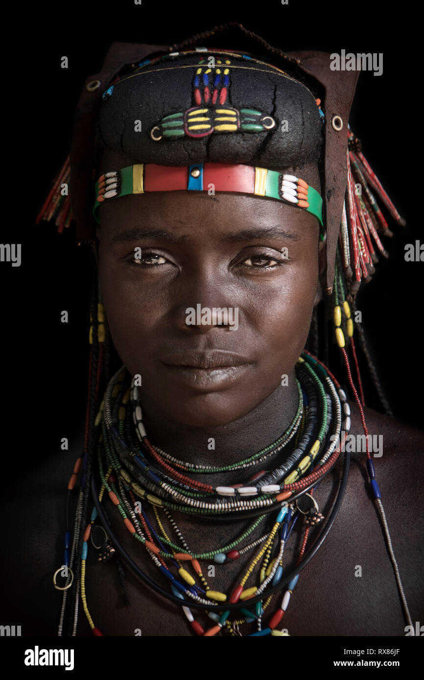 Eine Muhacaona Frau zeigt ihre traditionellen Verzierungen Stockfoto