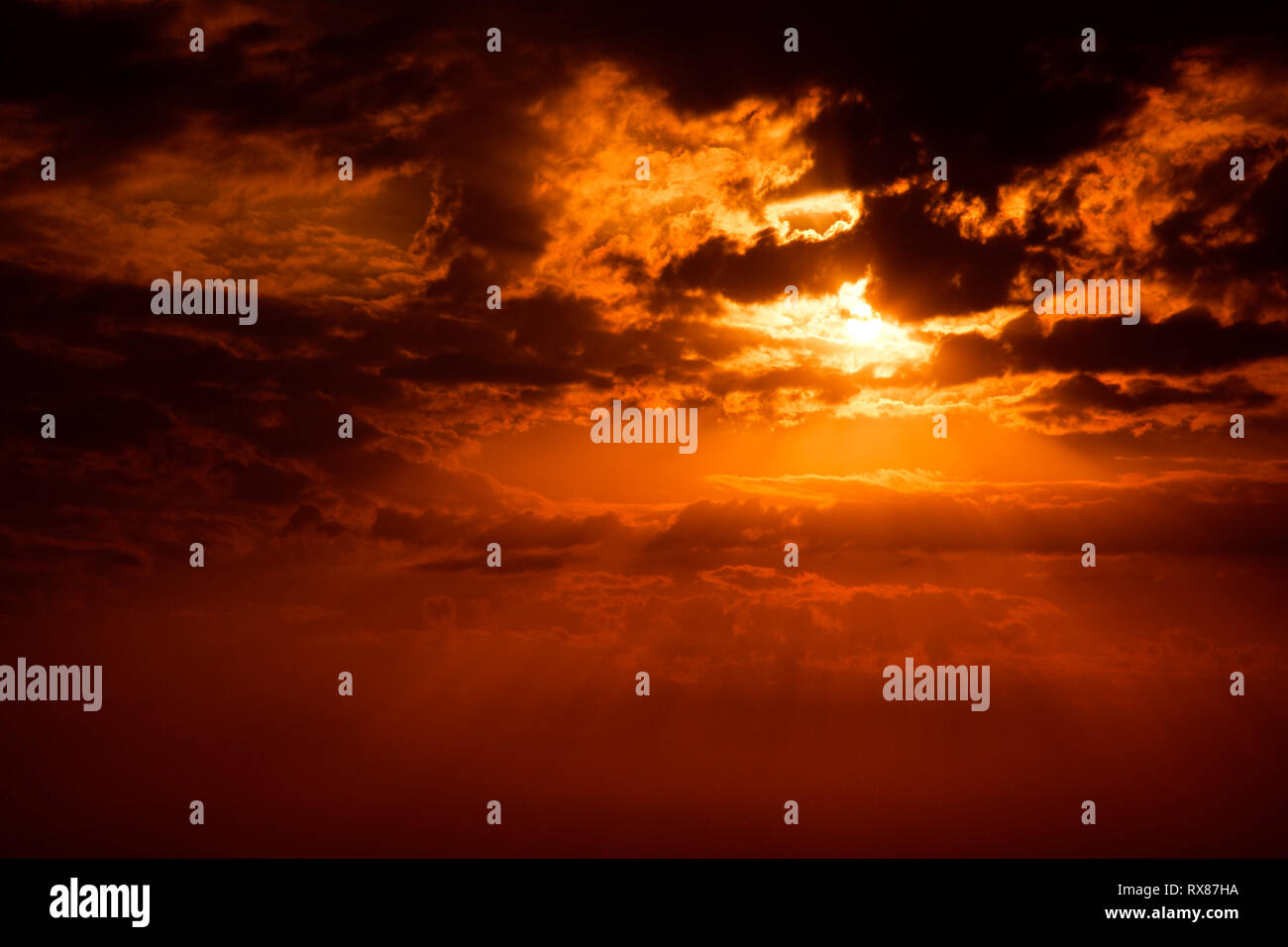 Foto von roten Sonnenuntergang Himmel mit Wolken und Sonne Stockfoto