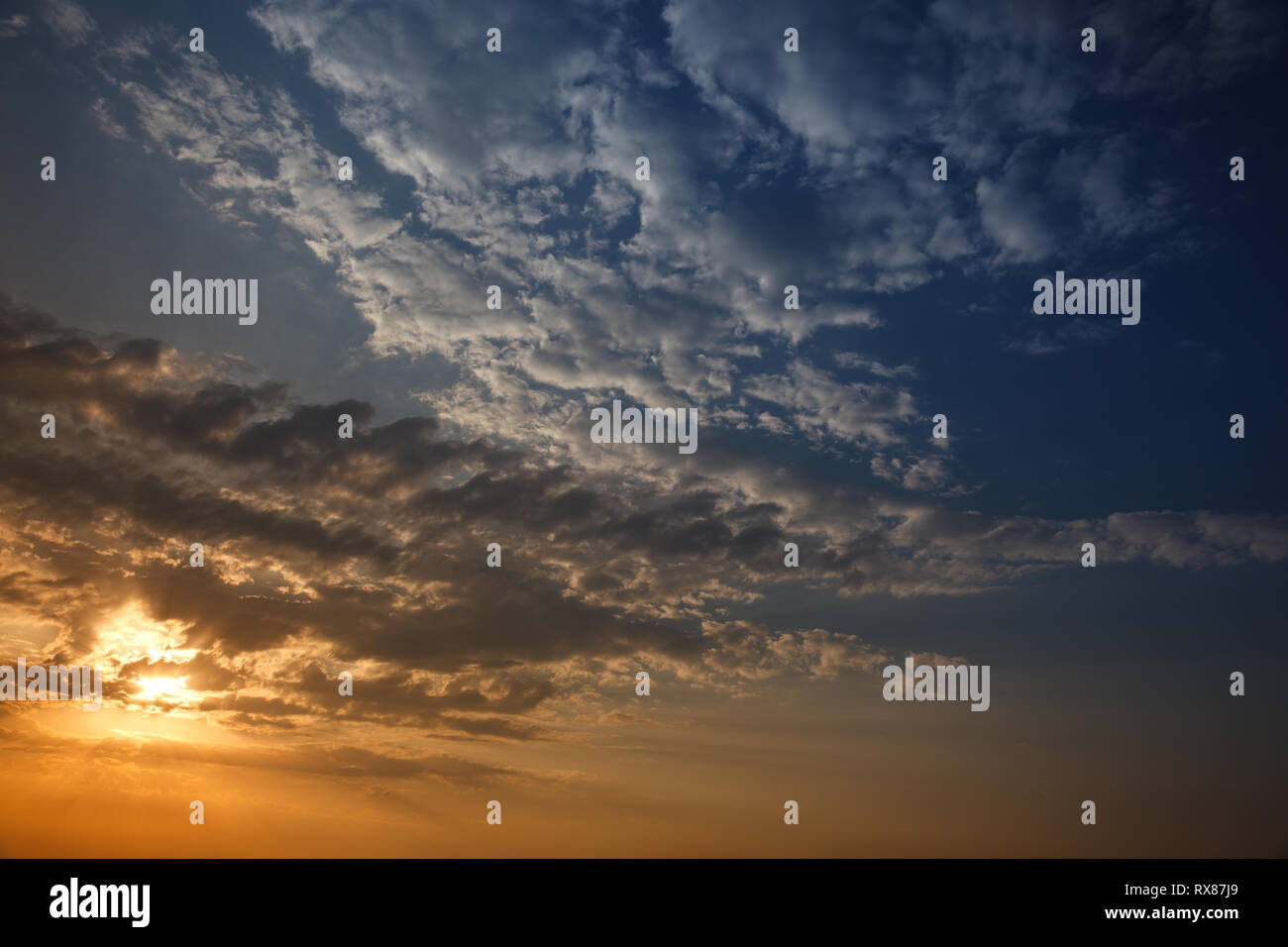 Foto vom Sonnenuntergang Himmel mit bunten Wolken. Stockfoto
