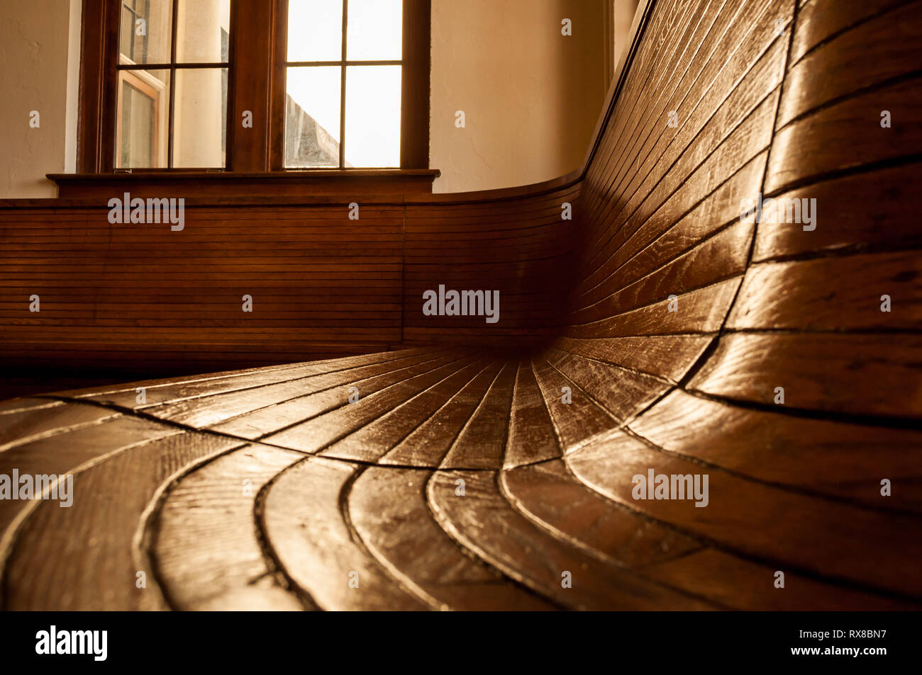 Gebogene Bank in indoor Wartebereich Stockfoto