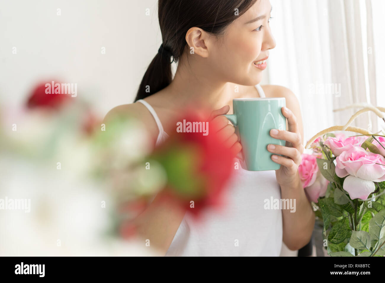 Portrait asiatische Frau Entspannung mit Kaffee zu Hause Stockfoto