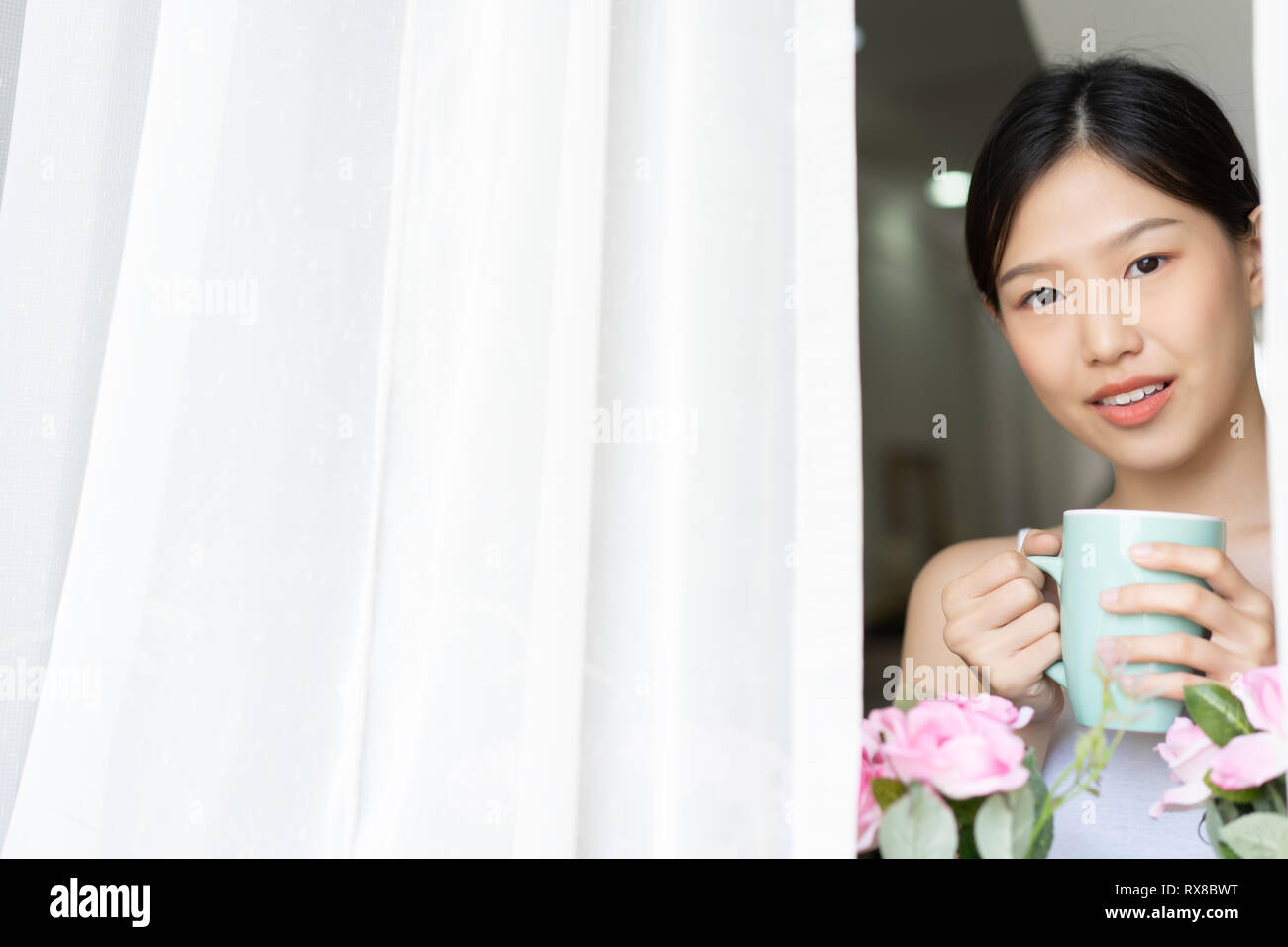 Portrait asiatische Frau Entspannung mit Kaffee zu Hause Stockfoto