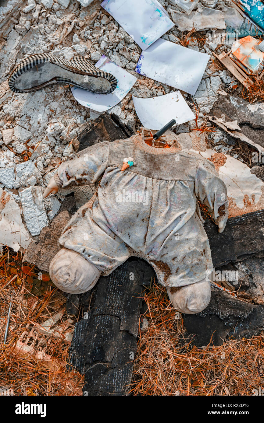 Körper der Puppe ohne Kopf weh liegen in einer Deponie mit anderen Abfällen. Stockfoto