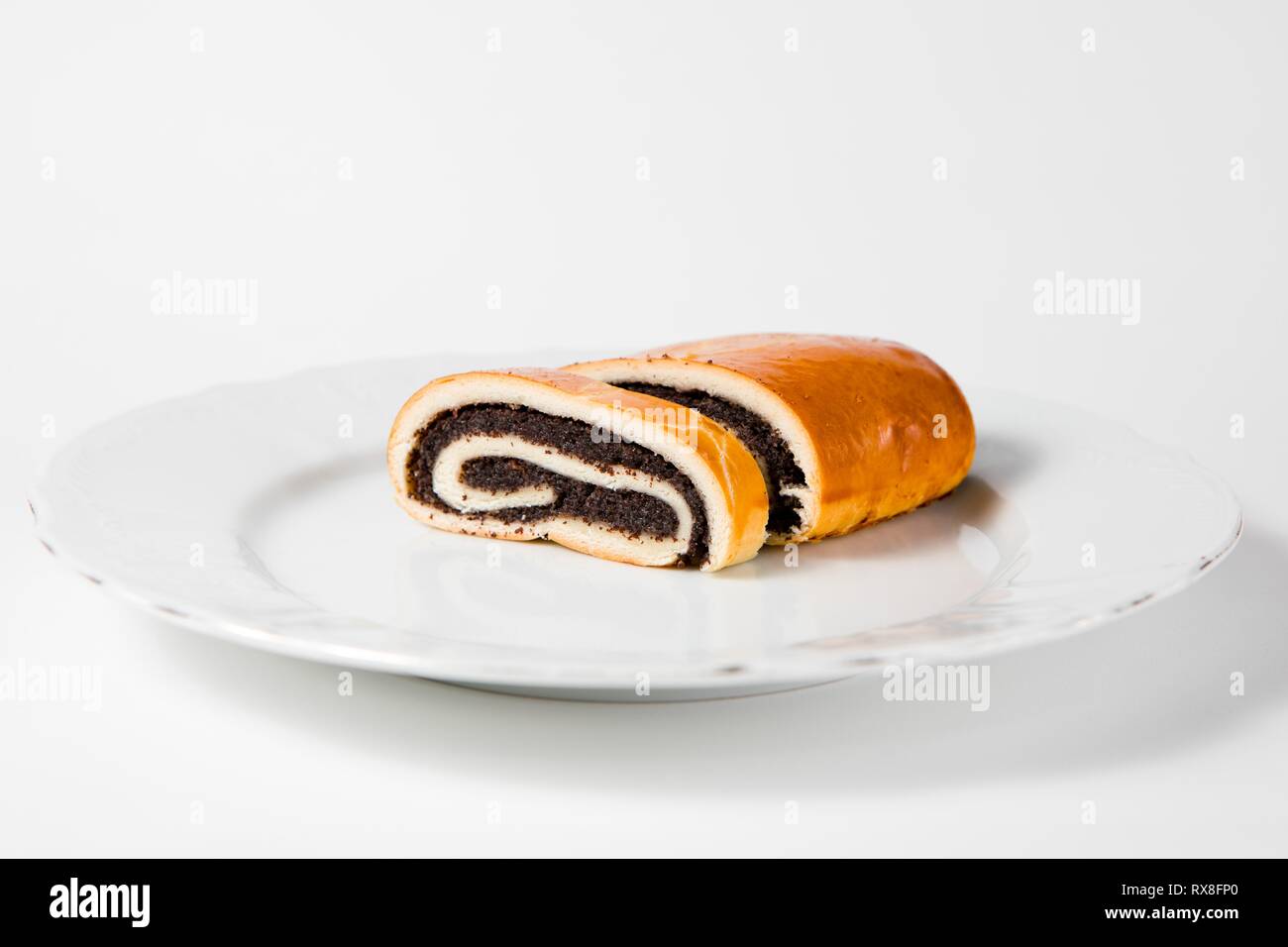 Hausgemachte Mohn Kuchen auf dem Teller. Eine einfache Scheibe der köstlichen Dessert. Stockfoto