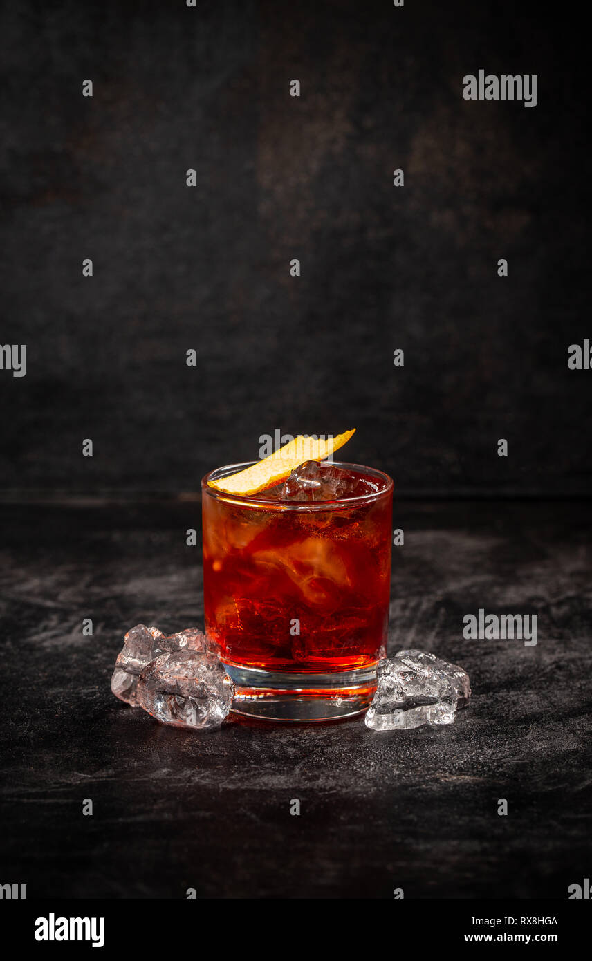 Negroni Cocktail mit Orange Peel auf dunklem Hintergrund eingerichtet Stockfoto