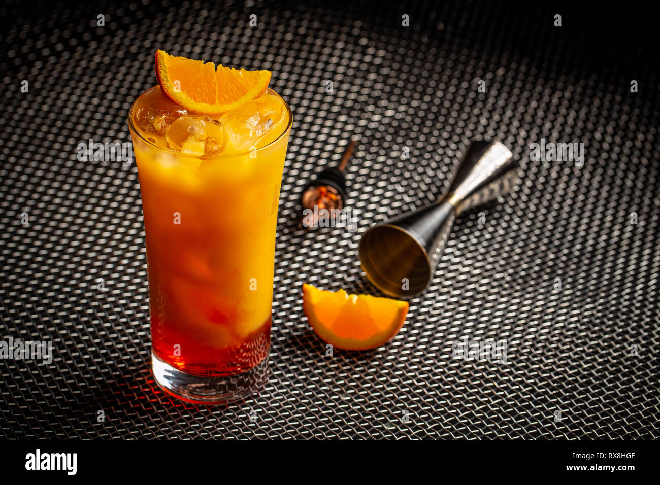 Klassische italienische Aperol orange Cocktail in Glas auf dunklem Hintergrund Stockfoto