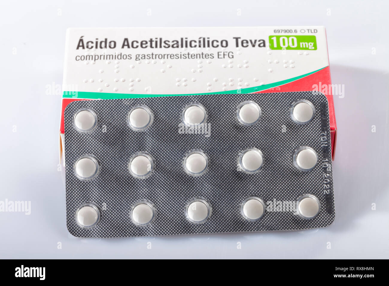 Eine Box mit Acetylsalicylsäure Tabletten isoliert auf Weiss. Infantile Aspirin. Foto in Madrid, Spanien, am 8. März 2019. Stockfoto