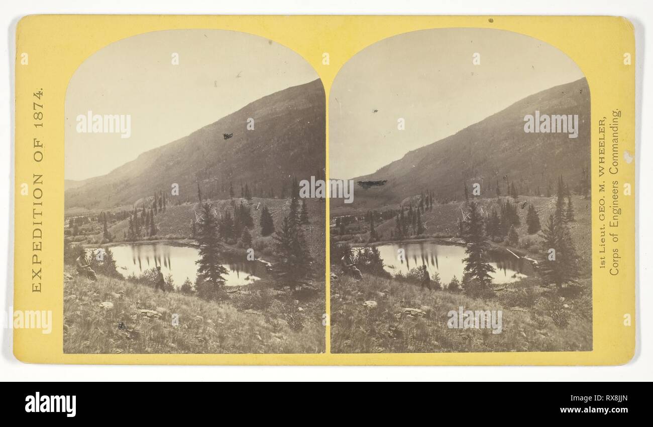 Beaver Lake, Conejos Cañon, Kolorado, 9.000 Meter über dem Meeresspiegel, und 30 Meilen von der Mündung des Cañon. Timothy O'Sullivan (American, geboren in Irland, 1840-1882); von George Wheeler für den Krieg Abteilung, Korps der Ingenieure, der US-Armee in Auftrag gegeben. Datum: 1874. Abmessungen: 9,2 x 7,4 cm (jedes Bild); 10 x 17,8 cm (Karte). Eiweiß drucken, Stereo, Nr. 35 aus der Geographischen der Serie 'Erkundungen und Befragungen West Des 100 Meridian". Herkunft: USA. Museum: Das Chicago Art Institute. Stockfoto