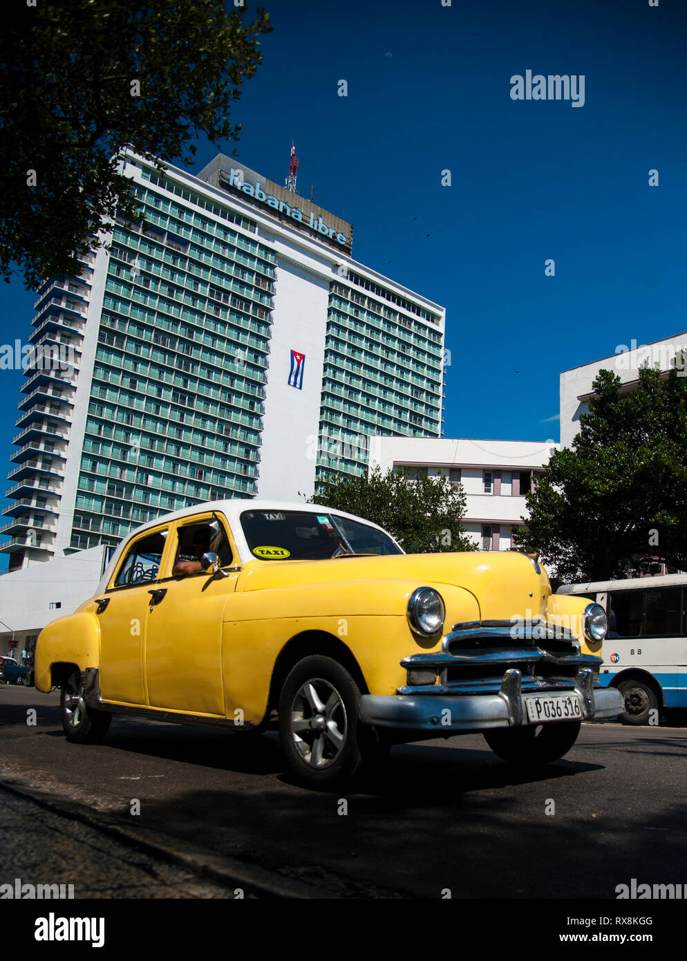 Oldtimer auf den Straßen von Havanna, Kuba vor der berühmten Habana Libre Hotel Stockfoto