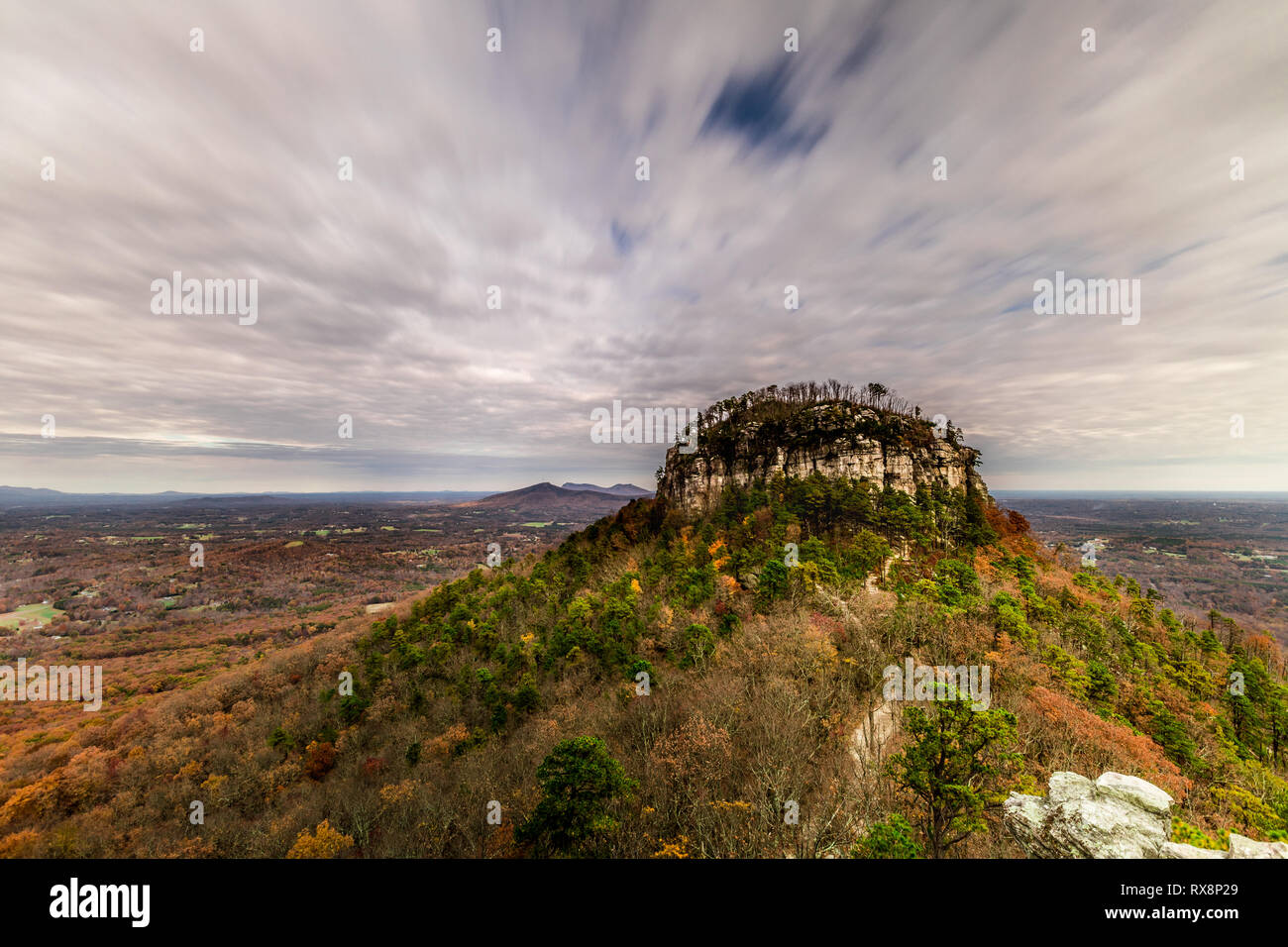 Dramatischer Himmel über dem Pilot Mountain in North Carolina Stockfoto