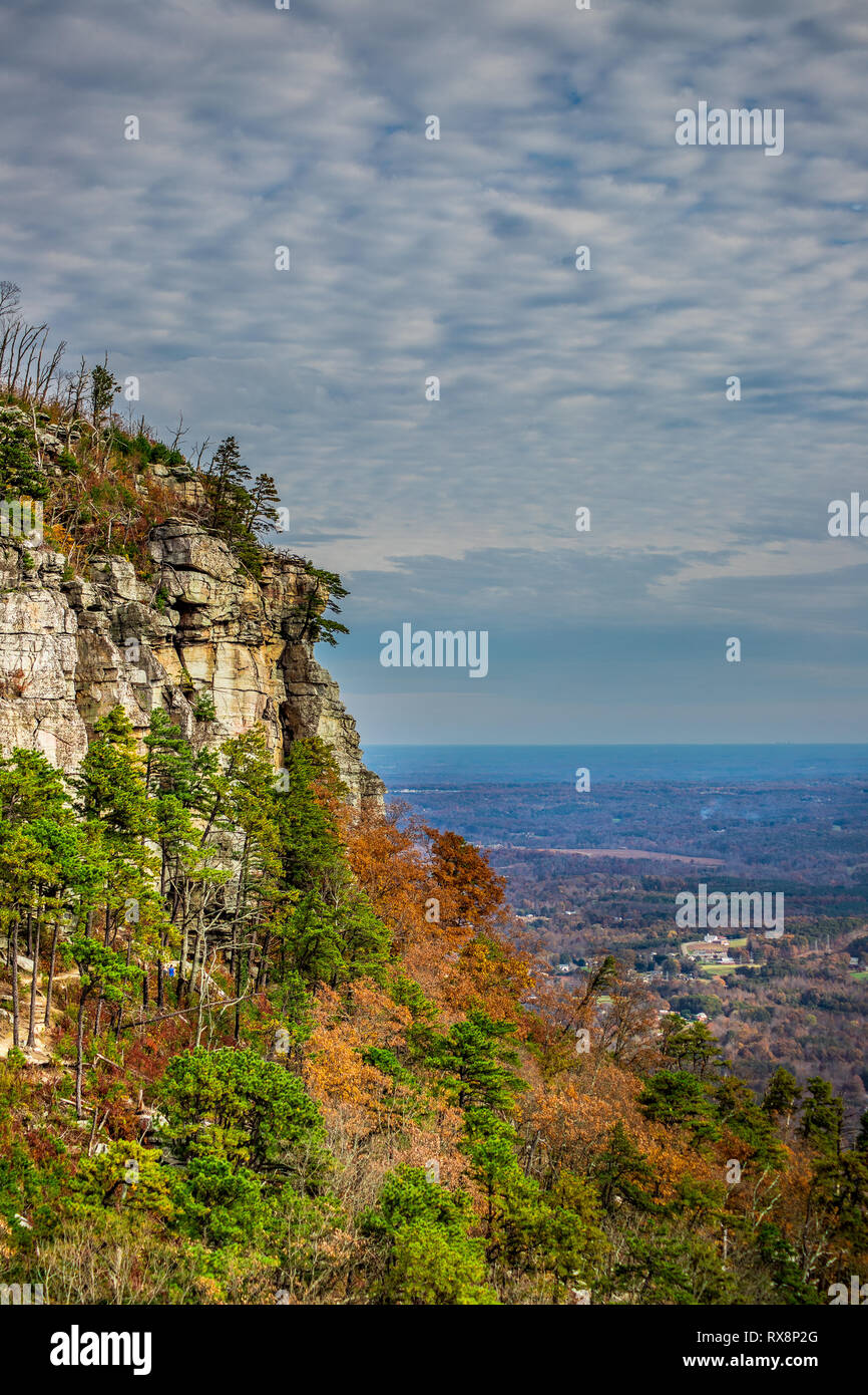 Dramatischer Himmel über dem Pilot Mountain in North Carolina Stockfoto