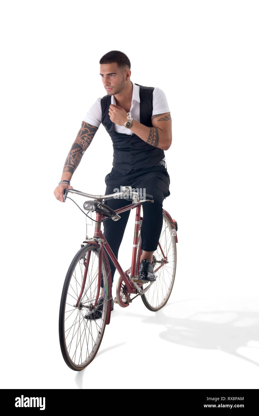 Tasierter eleganter Mann, der sein Fahrrad in istudio fährt Stockfoto