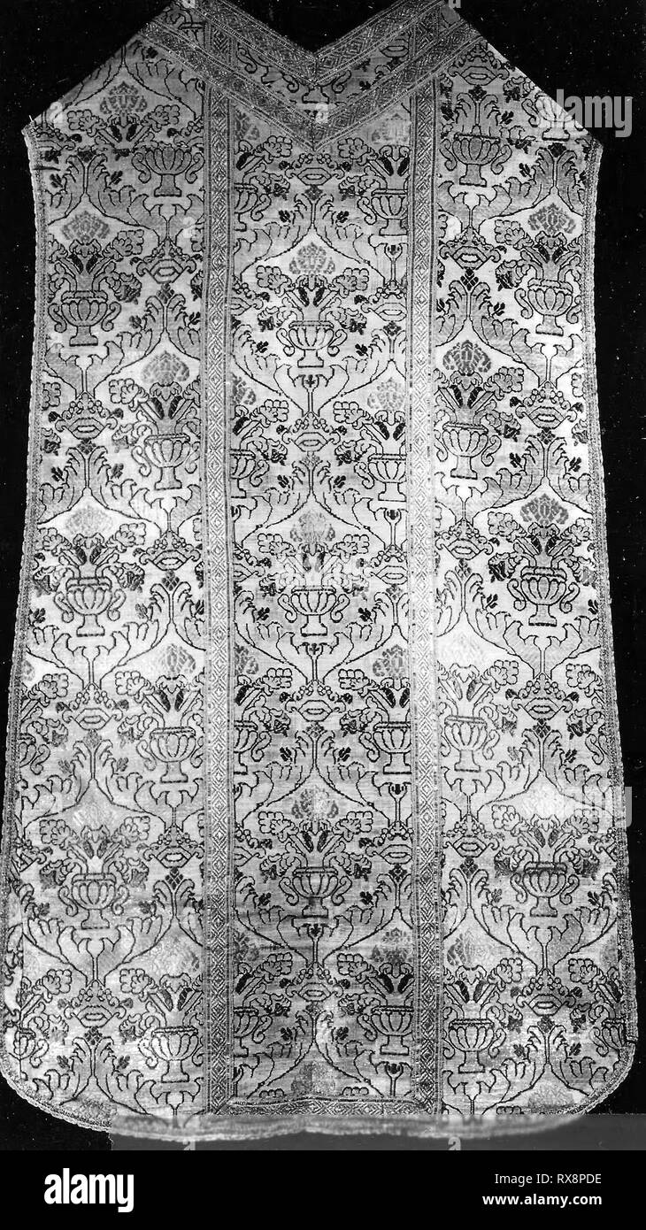 Kasel. Italien. Datum: 1501-1600. Abmessungen: 116,8 x 69,4 cm (45 7/8 x 27 1/4 in.) Wiederholung: 28,6 x 17,2 cm (11 1/4 x 6 3/4 in.). Seide, in Leinwandbindung mit ergänzenden Musterung Tressen und plain interlacings von sekundären Bindung Warps und versilbert - Metal Strip ergänzenden und einige zusätzliche Musterbildung Tressen; Bänder aus Seide, mit goldfarbenem Metall Streifen und vergoldeten - Metall - Streifen - aufgewickelt Seide, innere Band: in Leinwandbindung mit ergänzenden Muster verformen sich; edge Band: leinwandbindung durch Kette und Schuss gemusterten schwimmt; mit Leinen gefüttert, in Leinwandbindung; glasierte. Herkunft: Italien. Museum: Das Chicago Kunst Institut Stockfoto